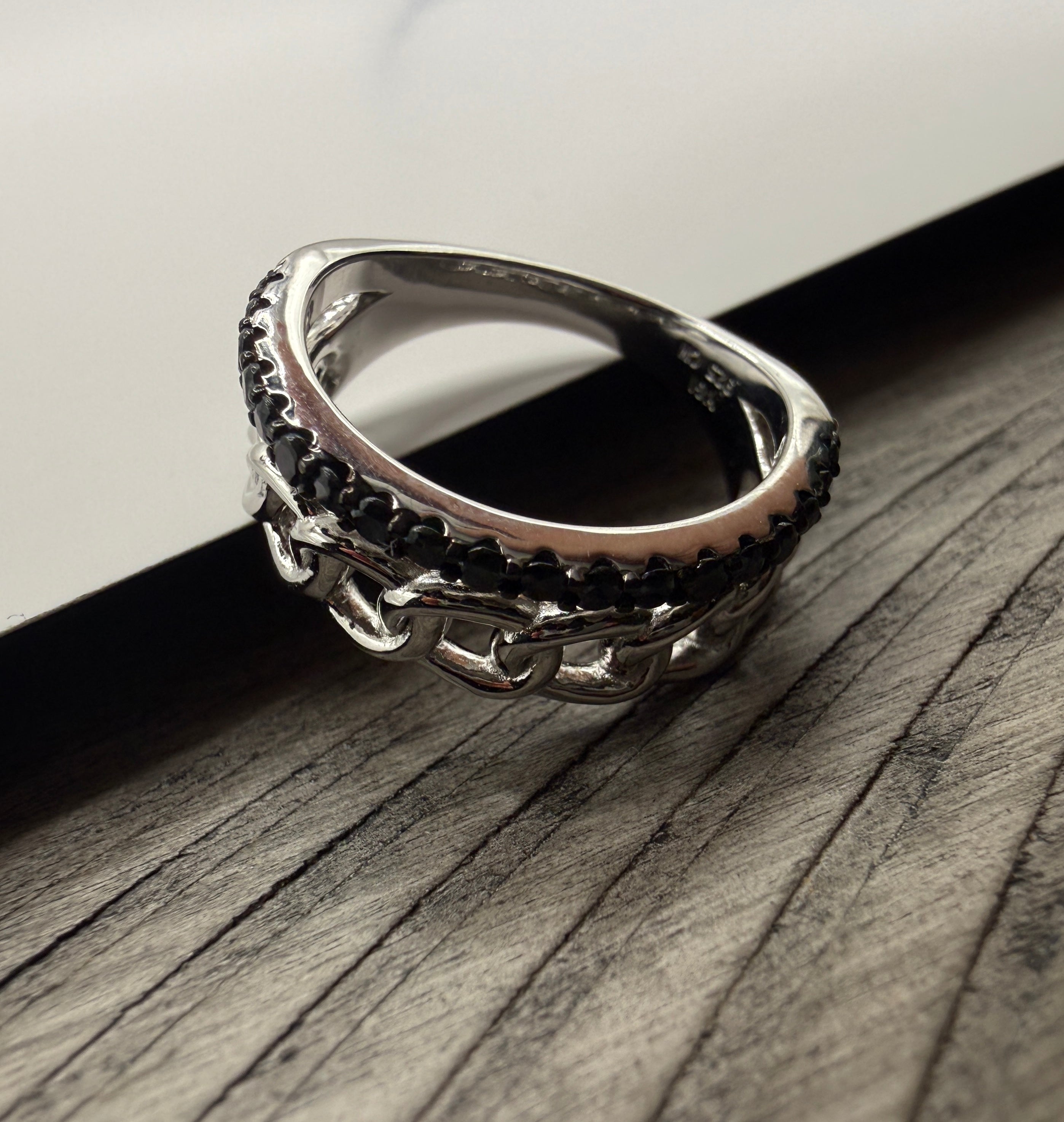 Silver Chain-Link Ring With Black Stones 6"
