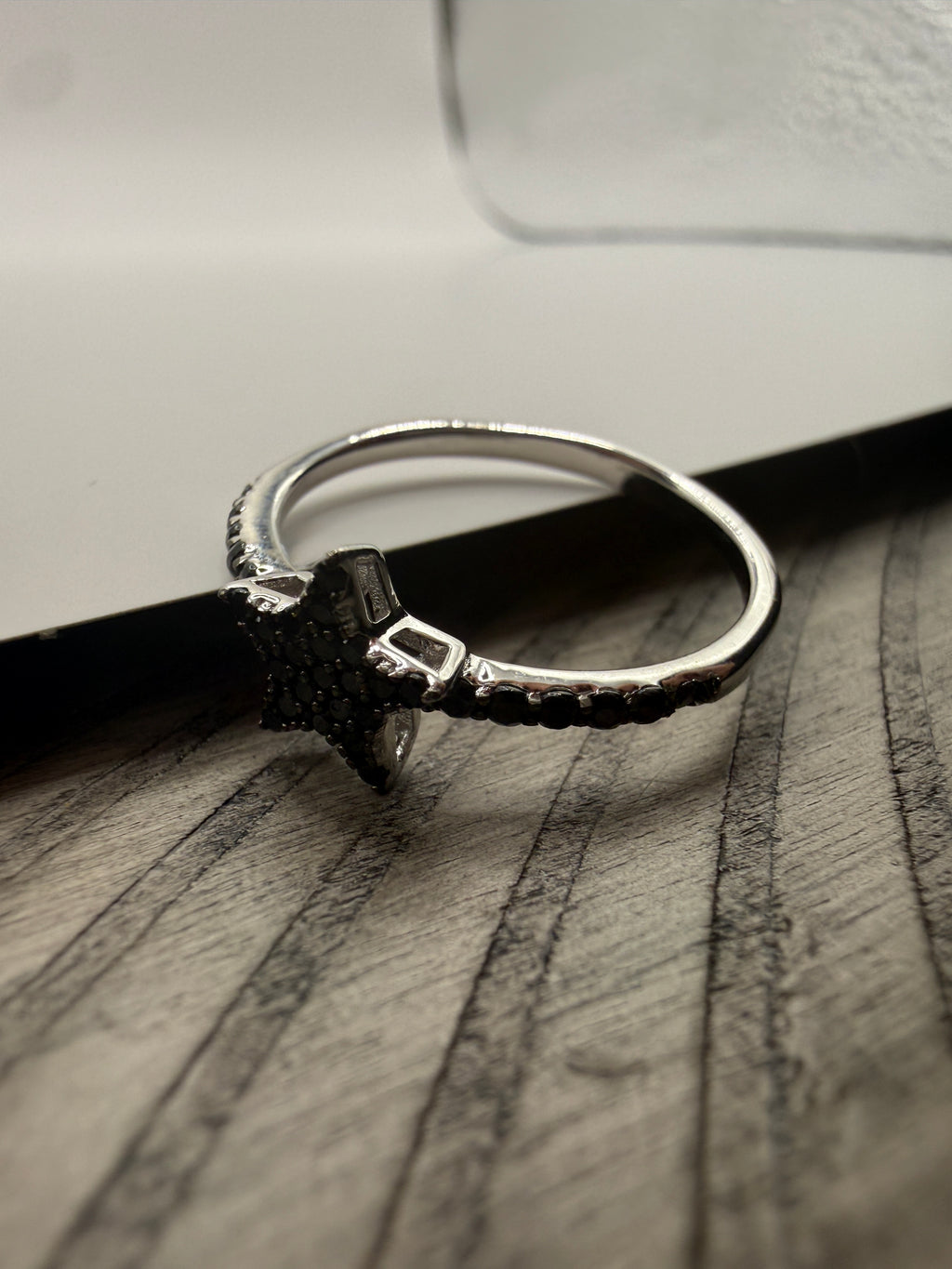 Noir Star Ring 9"